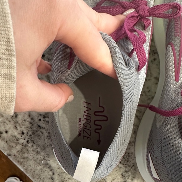Brooks Levitate Women's Sneakers - Gray and Pink - Picture 8 of 9